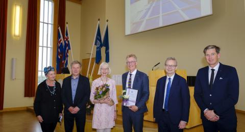 Sigurður Reynir Gíslason hlýtur viðurkenningu fyrir frumkvöðlastarf við bindingu kolefnis í bergi